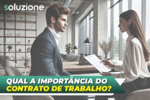 Qual a a importância do contrato de trabalho - Imagem de empregadora entregando o contrato para o empregado