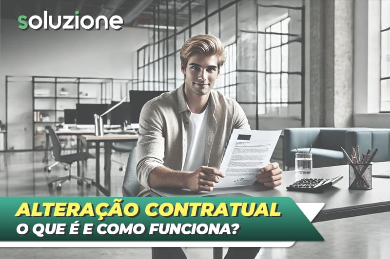 O que é e como funciona a alteração contratual - Imagem de empresário com o contrato alterado em mãos